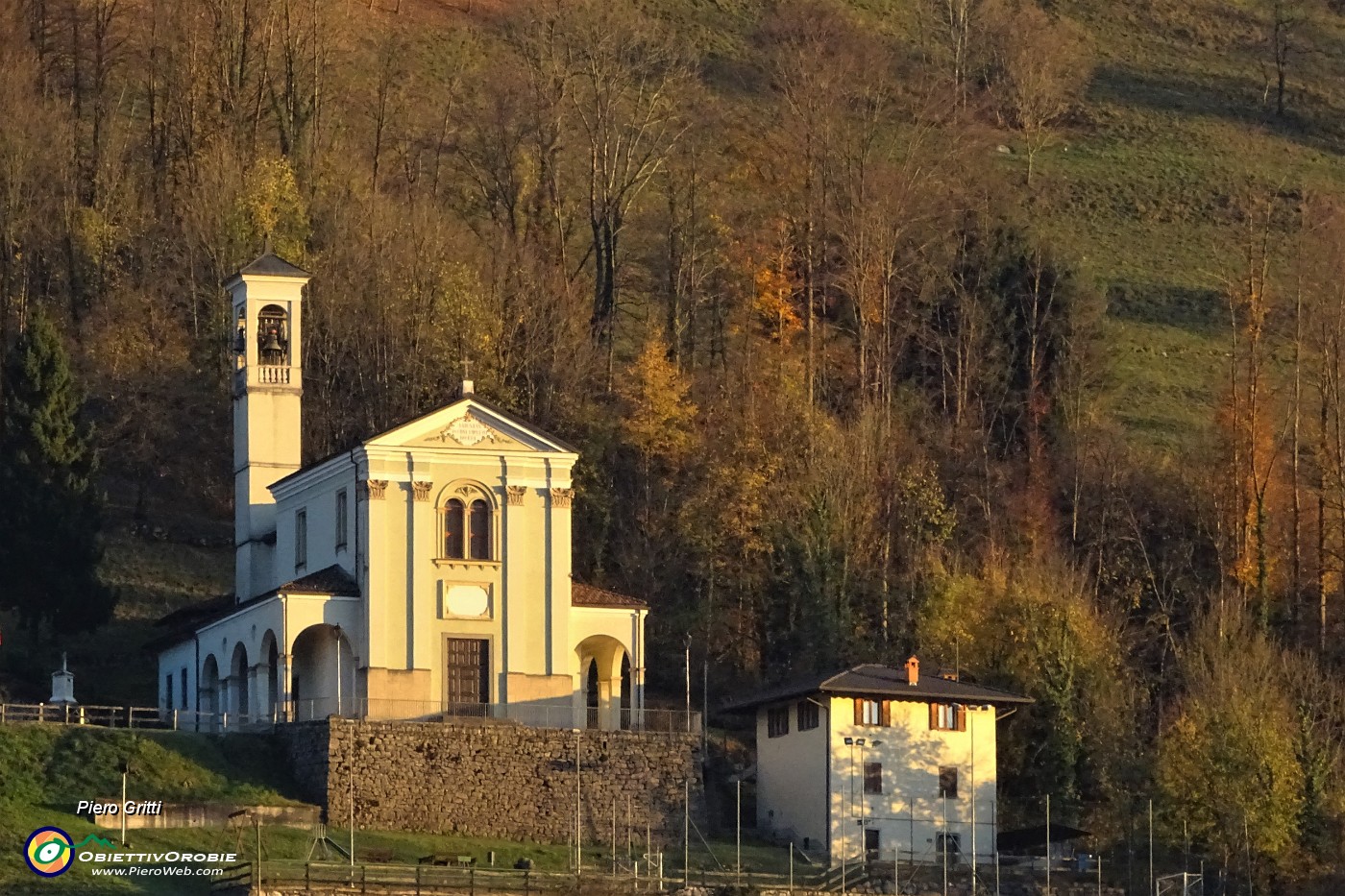 96 Scendendo in auto bella vista sulla chiesa di Cornalta.JPG